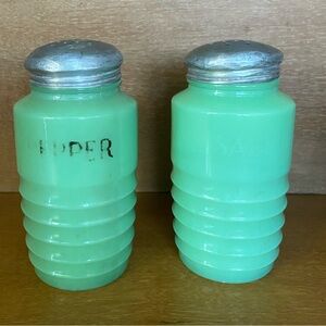 Vintage Jadeite Jeanette Glass Uranium Beehive Salt & Pepper Shakers GLOWS Green
